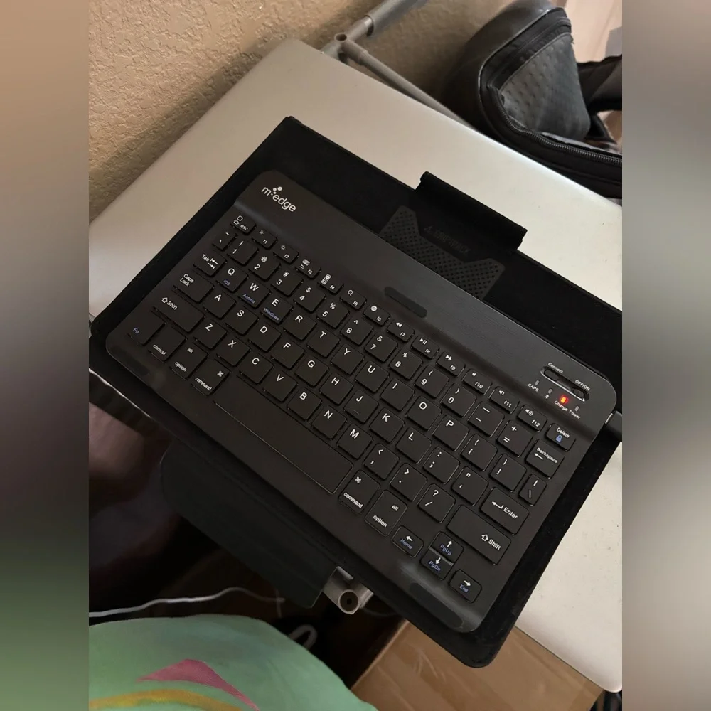 M-edge Stealth Pro - Keyboard and folio case - Bluetooth - black keyboard